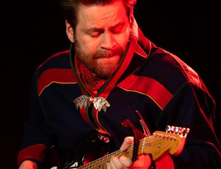bilde av gitarspillende mann i samekofte
